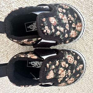 Infant girls flower pattern shoes.
